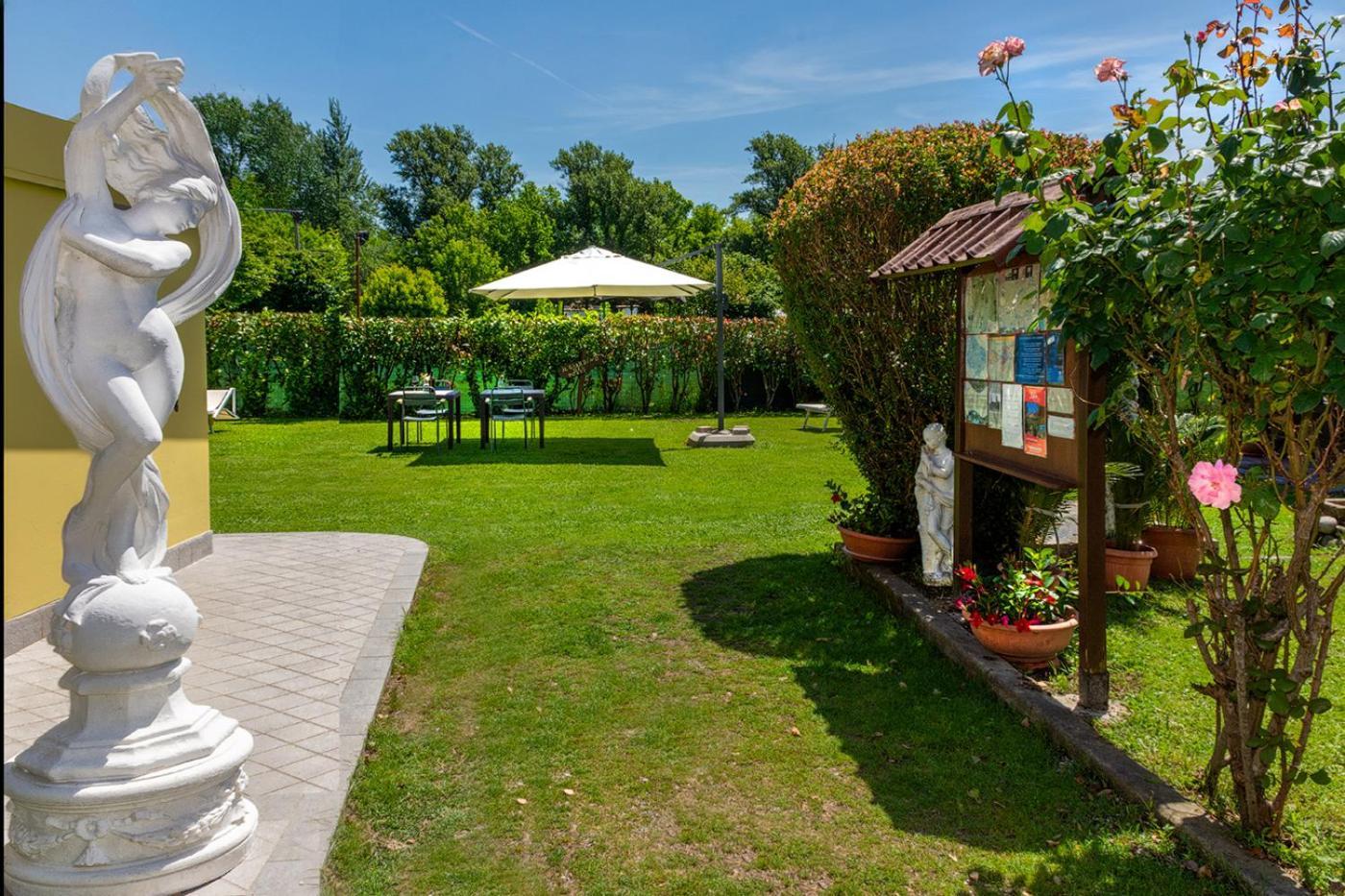 לוקה B&B Il Giardino Dei Poeti And Apartaments מראה חיצוני תמונה