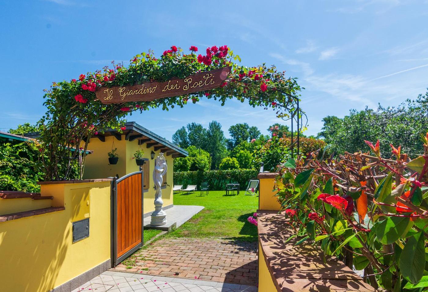 לוקה B&B Il Giardino Dei Poeti And Apartaments מראה חיצוני תמונה