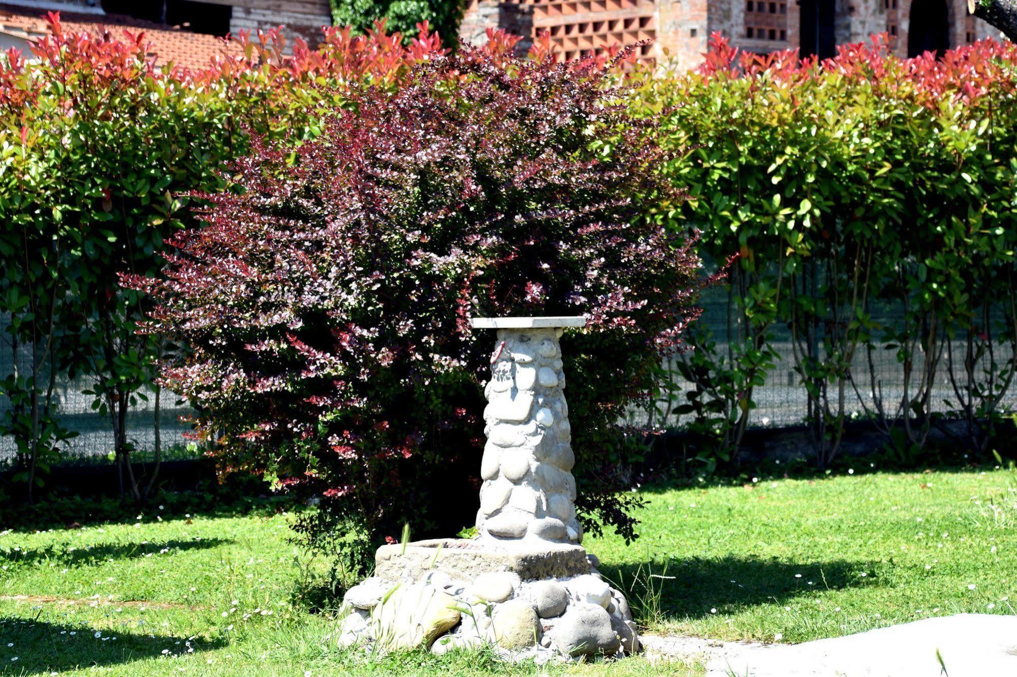 לוקה B&B Il Giardino Dei Poeti And Apartaments מראה חיצוני תמונה